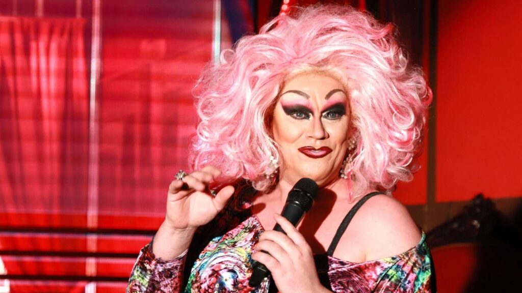 33734968-aus-dem-pulverfass-aufs-theaterschiff-drag-queen-daisy-ray-2NMH