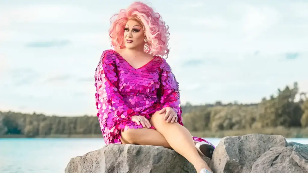 Landscapetravestiek-nstlerin-daisy-ray-h-lt-im-februar-das-theaterschiff-publikum-auf-trab